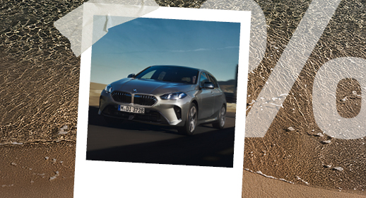 Ein Polaroid-Foto auf einem Strand-Hintergrund zeigt einen grauen BMW 1er in Fahrt. Rechts im Bild legt sich ein großes, halbtransparentes Prozentzeichen (%) über Wasser und Sand.