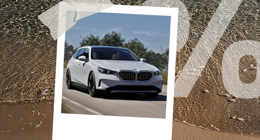Ein Polaroid-Foto auf Strand-Hintergrund zeigt einen weißen BMW 5er Touring (Kombi) auf einer Landstraße. Rechts ist wieder das große, transparente Prozentzeichen (%) zu sehen.