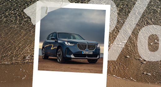 Ein Polaroid-Foto auf Strand-Hintergrund zeigt einen hellgrauen BMW X3 in Fahrt vor bergiger Kulisse. Rechts ist wieder das große, transparente Prozentzeichen (%) zu sehen.