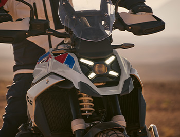 Das Bild zeigt eine Detailaufnahme der Front einer BMW R 1300 GS Trophy.