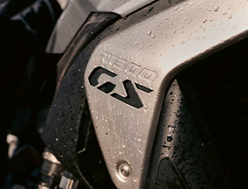 Das Bild zeigt eine Detailaufnahme der Seitenverkleidung einer BMW R 1300 GS.