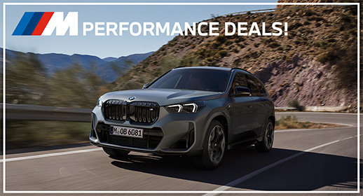 Der BMW X1 M35i xDrive präsentiert seine kompakte SUV-Silhouette in Mattgrau mit markanten schwarzen Akzenten.