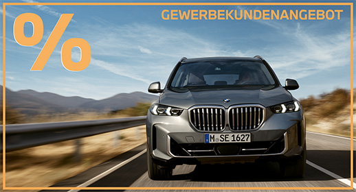 Ein dunkelgrauer BMW X5 fährt auf einer Landstraße durch eine weite, hügelige Landschaft. Die Szene wird von einem orangefarbenen Rahmen mit einem großen Prozentzeichen und dem Hinweis „GEWERBEKUNDENANGEBOT“ umschlossen. Der große, glänzende Doppelkühlergrill und die scharf gezeichneten LED-Scheinwerfer dominieren die Frontansicht des kraftvollen SUVs.